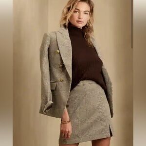 Notch front mini skirt